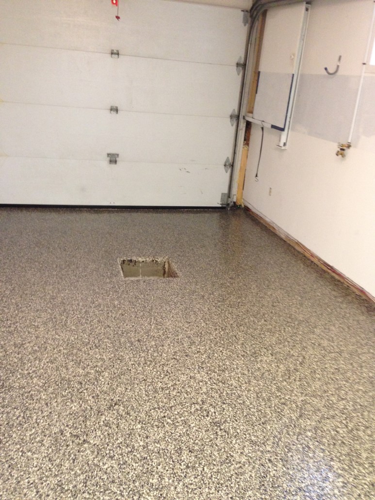 Recouvrement de plancher de beton au polyurea - Travaux de restauration de plancher de béton avec polyuréa. Travaux de resurfaçage de béton effectués à Longueuil