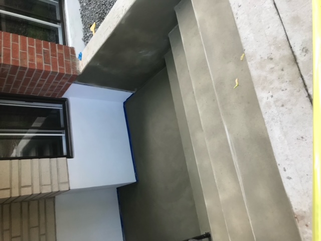 Projet de restauration de balcon de beton dans une entree residentielle a St-Hubert - Préparation et sablage du béton avec lame au diamant et application d'un revêtement acrylique durable