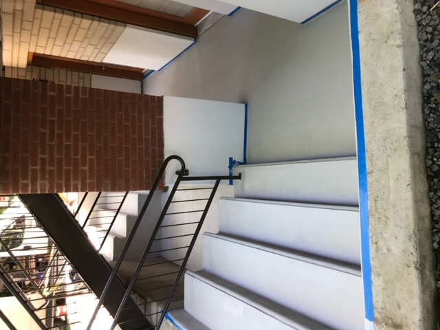 Projet de restauration de balcon de beton dans une entree residentielle a St-Hubert - Préparation et sablage du béton avec lame au diamant et application d'un revêtement acrylique durable