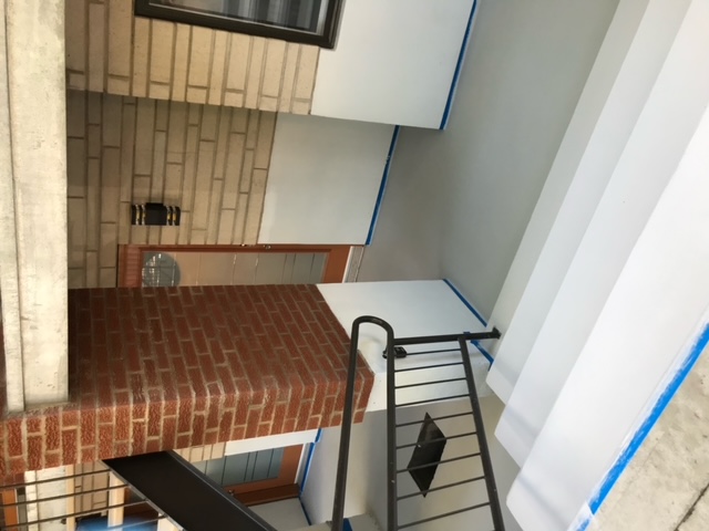 Projet de restauration de balcon de beton dans une entree residentielle a St-Hubert - Préparation et sablage du béton avec lame au diamant et application d'un revêtement acrylique durable