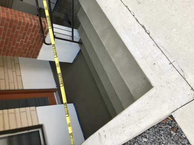 Projet de restauration de balcon de beton dans une entree residentielle a St-Hubert - Préparation et sablage du béton avec lame au diamant et application d'un revêtement acrylique durable