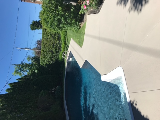 Restauration de dalle de beton sur contour de piscine et recouvrement acrylique - Sablage et réparation du contour de piscine creusée en béton et recouvrement acrylique. Travaux effectués à Longueuil