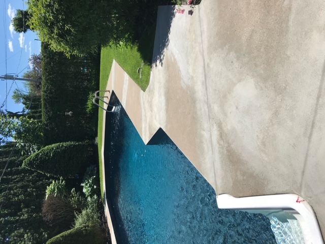 Restauration de dalle de beton sur contour de piscine et recouvrement acrylique - Sablage et réparation du contour de piscine creusée en béton et recouvrement acrylique. Travaux effectués à Longueuil