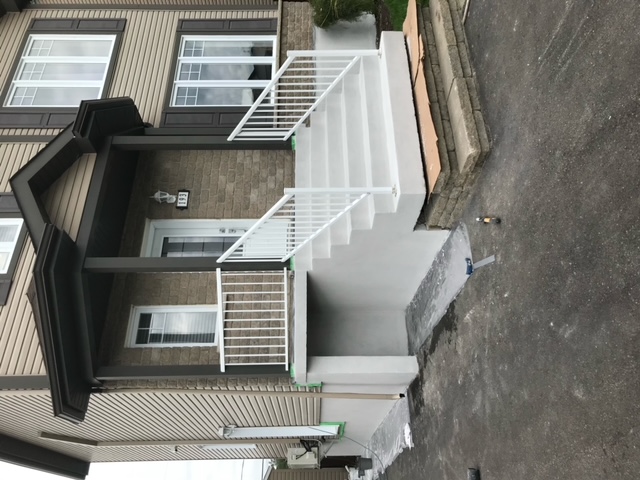 Travaux de restauration de balcon en beton residentiel sur la rive-sud de Montreal - Réparation, sablage et recouvrement de balcon de béton avec acrylique durable. Travaux de restauration de béton effectués à Longueuil