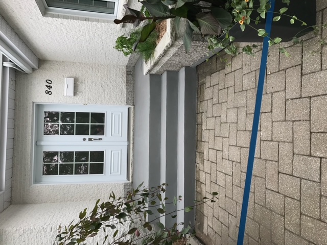 Réparation et restauration de balcon en beton a Longueuil sur la rive-sud de Montreal - Sablage et réparation d'un balcon en béton endommagé et installation d'un revêtement en acrylique