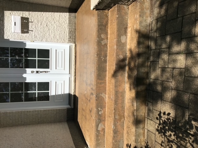 Réparation et restauration de balcon en beton a Longueuil sur la rive-sud de Montreal - Sablage et réparation d'un balcon en béton endommagé et installation d'un revêtement en acrylique