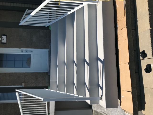 Sablage et restauration de balcon en beton a St-Hubert sur la rive-sud de Montreal - Préparation, réparation et application de revêtement acrylique durable sur un balcon en béton