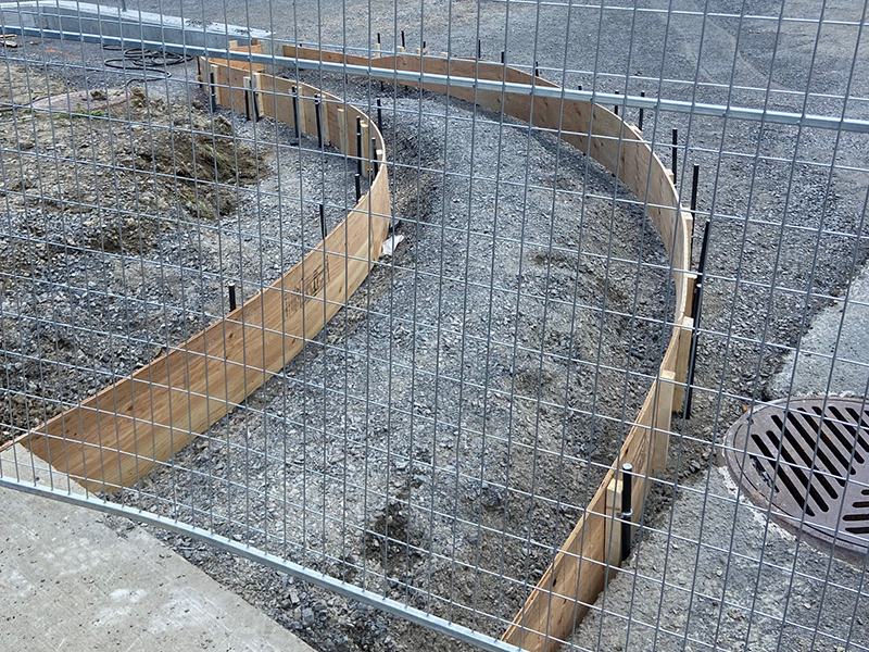 Projet commercial de coffrage coule et finition de trottoir en beton - Préparation, coule et finition d'un trottoir en béton municipal