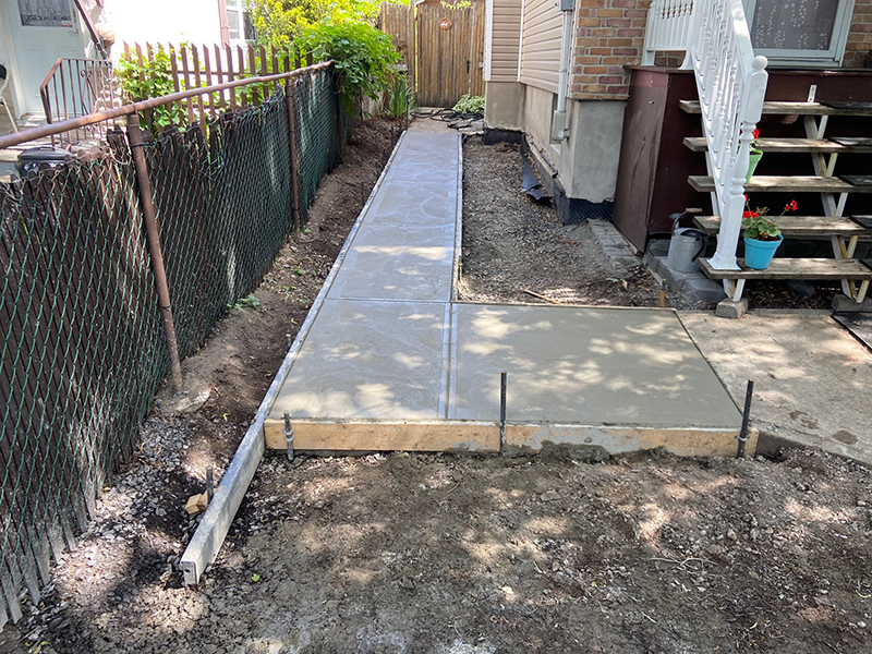 Construction de trottoir de beton a Montreal - Excavation, coffrage du trottoir, installation de l’armature et mise en place et finition du béton (anti dérapant)