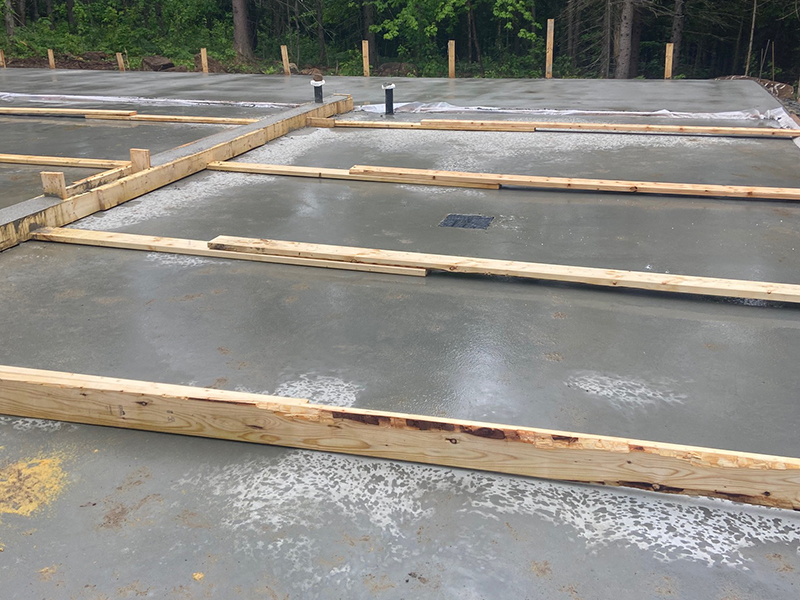 Mise en place et finition du beton pour maison plein pied a Saint-Hubert - mise en place et finition du béton à la truelle mécanique (finition lustrée, polissage du béton, finition à la machine)