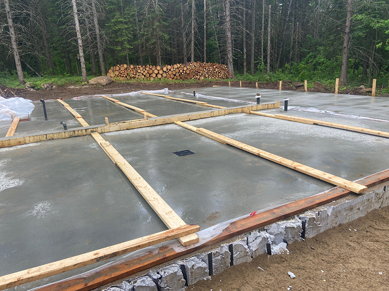 Mise en place et finition du beton pour maison plein pied a Saint-Hubert - mise en place et finition du béton à la truelle mécanique (finition lustrée, polissage du béton, finition à la machine)