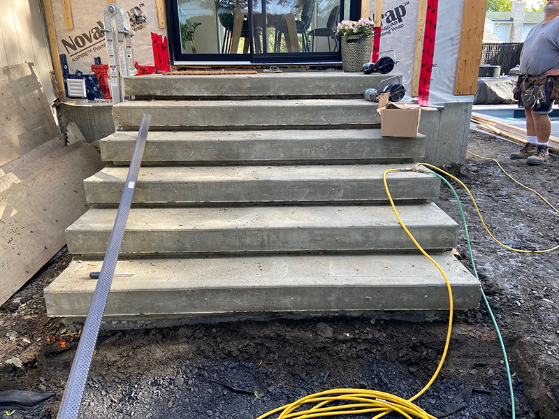 Travaux de coffrage coule et finition de balcon en beton a Boucherville - Coffrage des balcons et mise en place et finition du béton. Travaux de béton effectués à Boucherville sur la rive-sud de Montréal