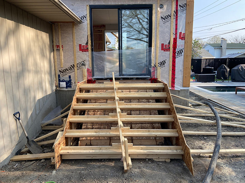 Travaux de coffrage coule et finition de balcon en beton a Boucherville - Coffrage des balcons et mise en place et finition du béton. Travaux de béton effectués à Boucherville sur la rive-sud de Montréal