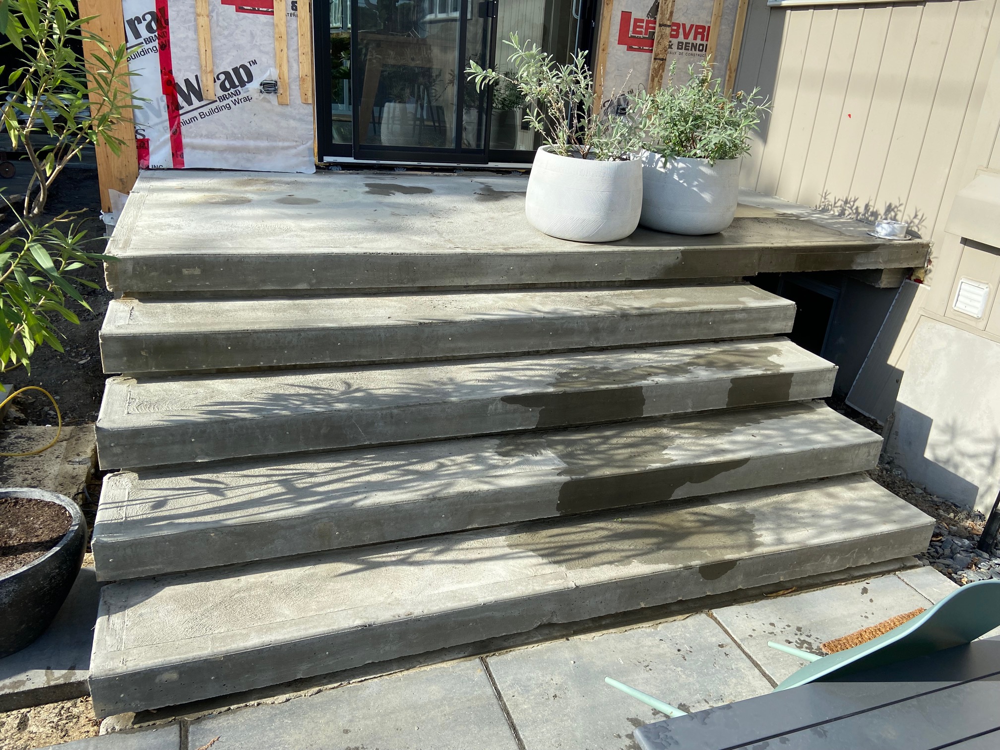 Travaux de coffrage coule et finition de balcon en beton a Boucherville - Coffrage des balcons et mise en place et finition du béton. Travaux de béton effectués à Boucherville sur la rive-sud de Montréal