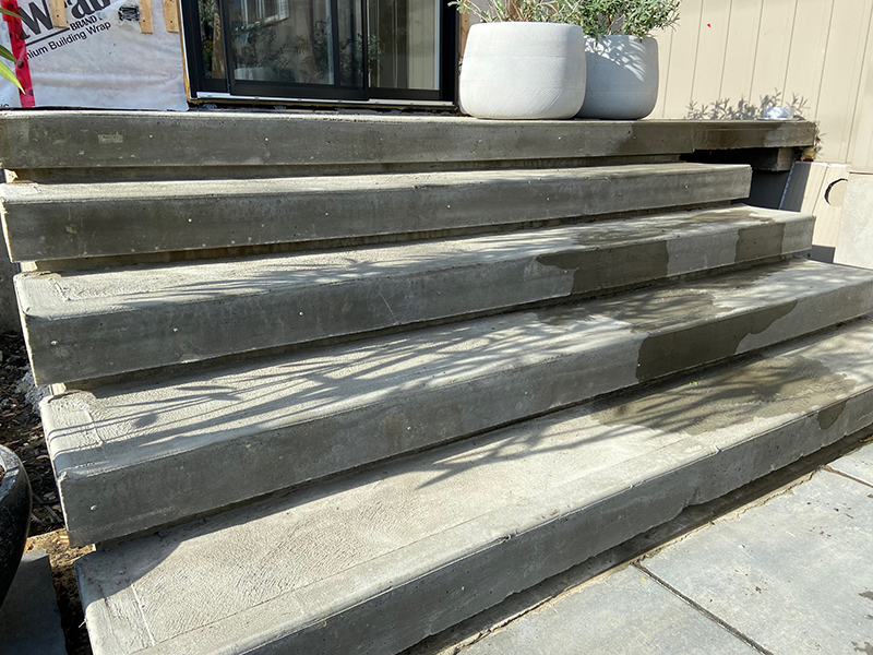 Travaux de coffrage coule et finition de balcon en beton a Boucherville - Coffrage des balcons et mise en place et finition du béton. Travaux de béton effectués à Boucherville sur la rive-sud de Montréal