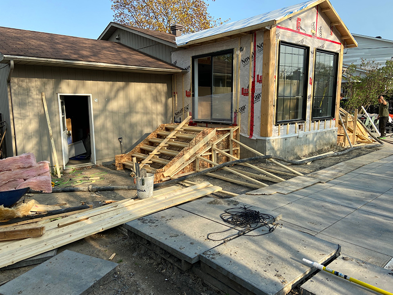 Travaux de coffrage coule et finition de balcon en beton a Boucherville - Coffrage des balcons et mise en place et finition du béton. Travaux de béton effectués à Boucherville sur la rive-sud de Montréal