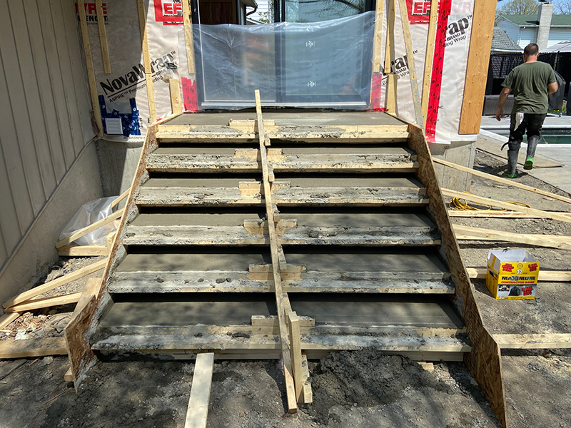 Travaux de coffrage coule et finition de balcon en beton a Boucherville - Coffrage des balcons et mise en place et finition du béton. Travaux de béton effectués à Boucherville sur la rive-sud de Montréal