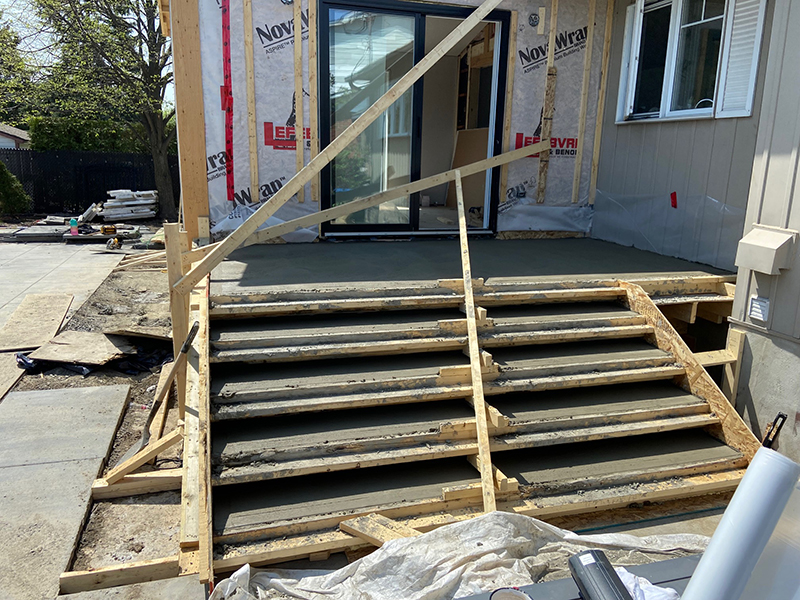 Travaux de coffrage coule et finition de balcon en beton a Boucherville - Coffrage des balcons et mise en place et finition du béton. Travaux de béton effectués à Boucherville sur la rive-sud de Montréal