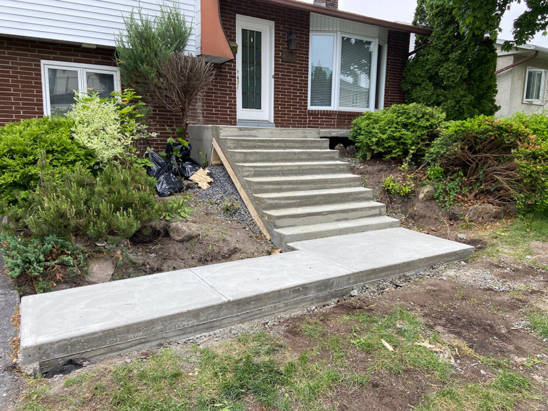 Projet cle en main balcon de beton a Brossard rive-sud de Montreal - Démolition de l'ancien balcon de béton, Coffrage du balcon, mise en place et finition du béton
