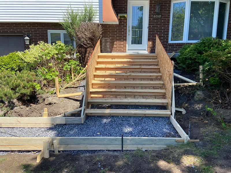 Projet cle en main balcon de beton a Brossard rive-sud de Montreal - Démolition de l'ancien balcon de béton, Coffrage du balcon, mise en place et finition du béton