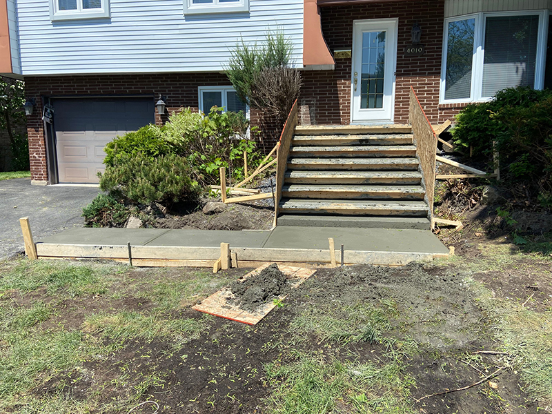 Projet cle en main balcon de beton a Brossard rive-sud de Montreal - Démolition de l'ancien balcon de béton, Coffrage du balcon, mise en place et finition du béton