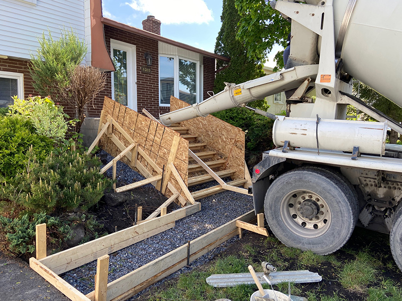 Projet cle en main balcon de beton a Brossard rive-sud de Montreal - Démolition de l'ancien balcon de béton, Coffrage du balcon, mise en place et finition du béton