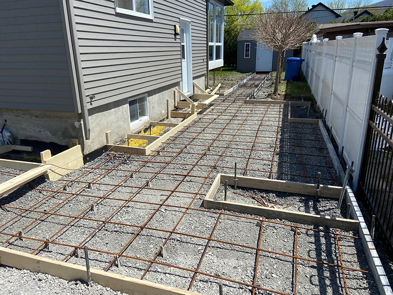 Coule et finition de beton residentiel a Longueuil - Travaux d'excavation, coffrage, installation d'armature, mise en place et finition de béton à Longueuil sur la rive-sud de Montréal