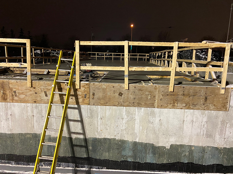 Construction dalle de beton structurale à Montréal, Pointe-Claire - Mise en place du béton, finition du béton à la truelle mécanique (finition de béton à la machine, polie, lustré) à Pointe-Claire