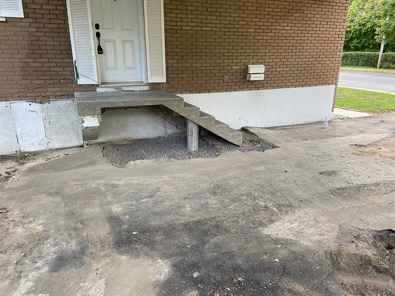 Reconstruction de balcon de beton a Boucherville sur la rive-sud de Montreal - Démolition et reconstruction d'un balcon en béton résidentiel, coffrage de balcon de béton, mise en place, coule et finition de béton