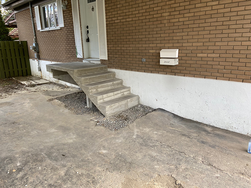 Reconstruction de balcon de beton a Boucherville sur la rive-sud de Montreal - Démolition et reconstruction d'un balcon en béton résidentiel, coffrage de balcon de béton, mise en place, coule et finition de béton