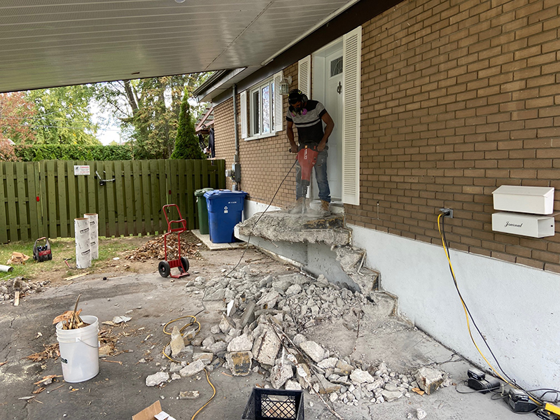 Reconstruction de balcon de beton a Boucherville sur la rive-sud de Montreal - Démolition et reconstruction d'un balcon en béton résidentiel, coffrage de balcon de béton, mise en place, coule et finition de béton