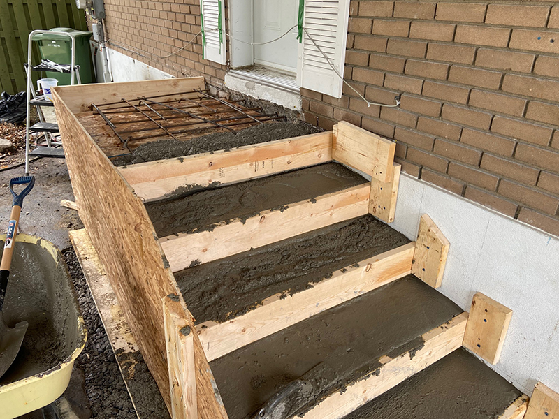 Reconstruction de balcon de beton a Boucherville sur la rive-sud de Montreal - Démolition et reconstruction d'un balcon en béton résidentiel, coffrage de balcon de béton, mise en place, coule et finition de béton
