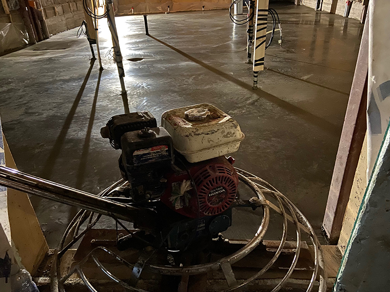 Mise en place et finition de beton a Longueuil rive-sud de Montreal - Mise en place et coule du béton avec une pompe à béton, finition de béton à la machine truelle mécanique (béton polie, lustré ou shiné)