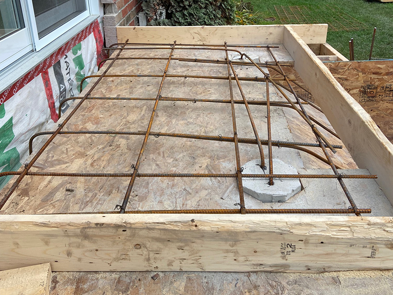 Construction de balcon structural en beton a Candiac rive-sud de Montreal - Excavation, coffrage du balcon et de la dalle de béton, installation de l’armature, mise en place et finition du béton.