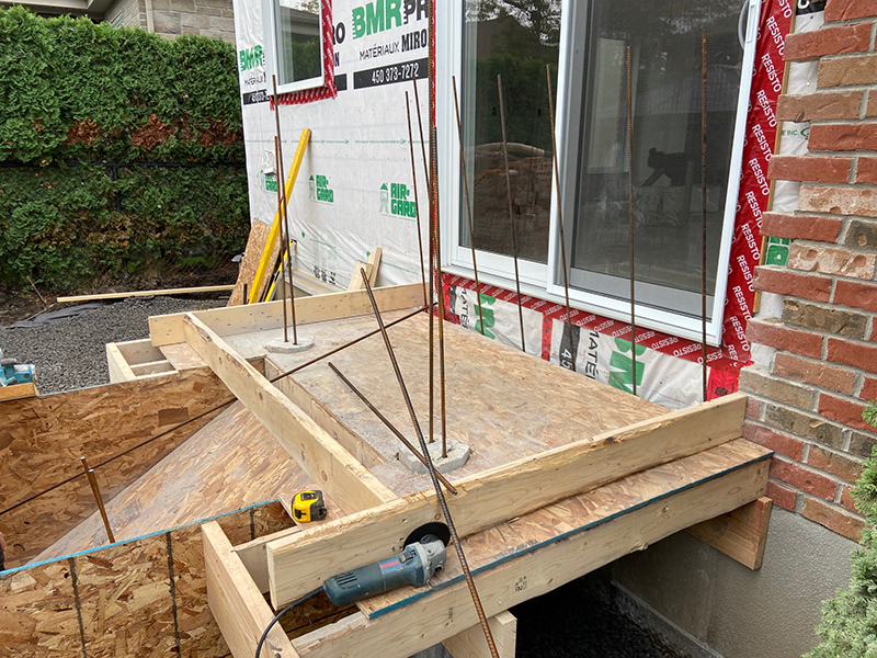 Construction de balcon structural en beton a Candiac rive-sud de Montreal - Excavation, coffrage du balcon et de la dalle de béton, installation de l’armature, mise en place et finition du béton.