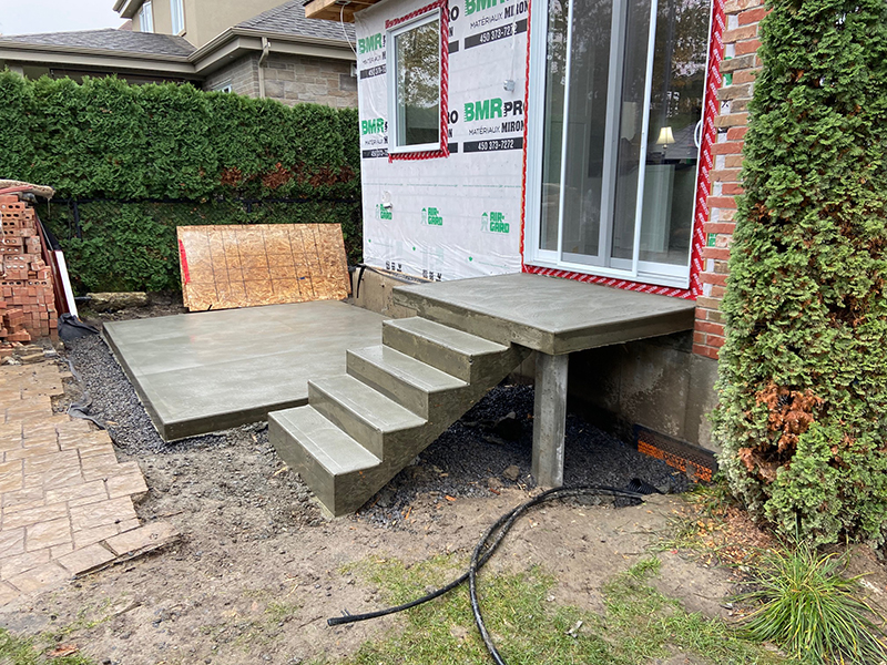 Construction de balcon structural en beton a Candiac rive-sud de Montreal - Excavation, coffrage du balcon et de la dalle de béton, installation de l’armature, mise en place et finition du béton.