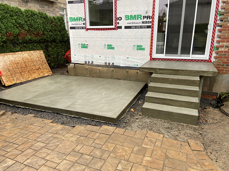 Construction de balcon structural en beton a Candiac rive-sud de Montreal - Excavation, coffrage du balcon et de la dalle de béton, installation de l’armature, mise en place et finition du béton.