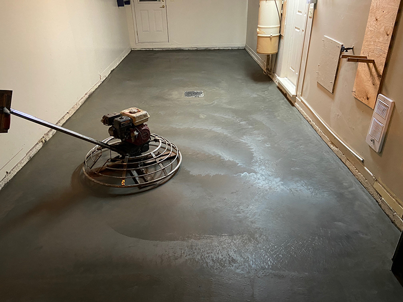 Projet de mise en place, coule et finition de beton a Longueuil - Mise en place du béton et finition à la truelle mécanique (finition lustré, miroir, béton polie à la machine)