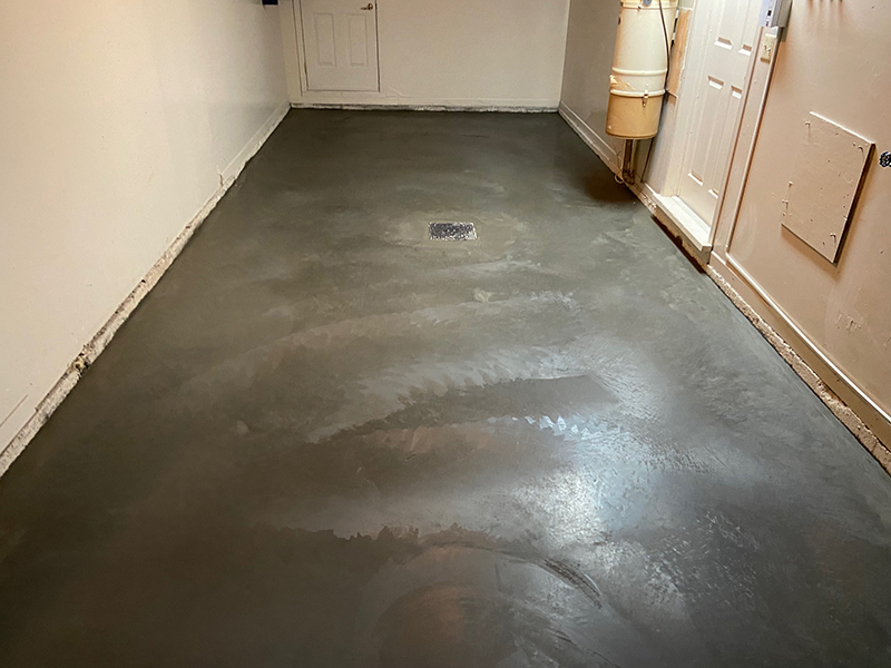 Projet de mise en place, coule et finition de beton a Longueuil - Mise en place du béton et finition à la truelle mécanique (finition lustré, miroir, béton polie à la machine)