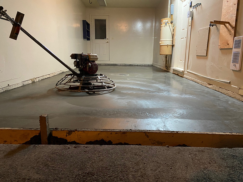 Projet de mise en place, coule et finition de beton a Longueuil - Mise en place du béton et finition à la truelle mécanique (finition lustré, miroir, béton polie à la machine)