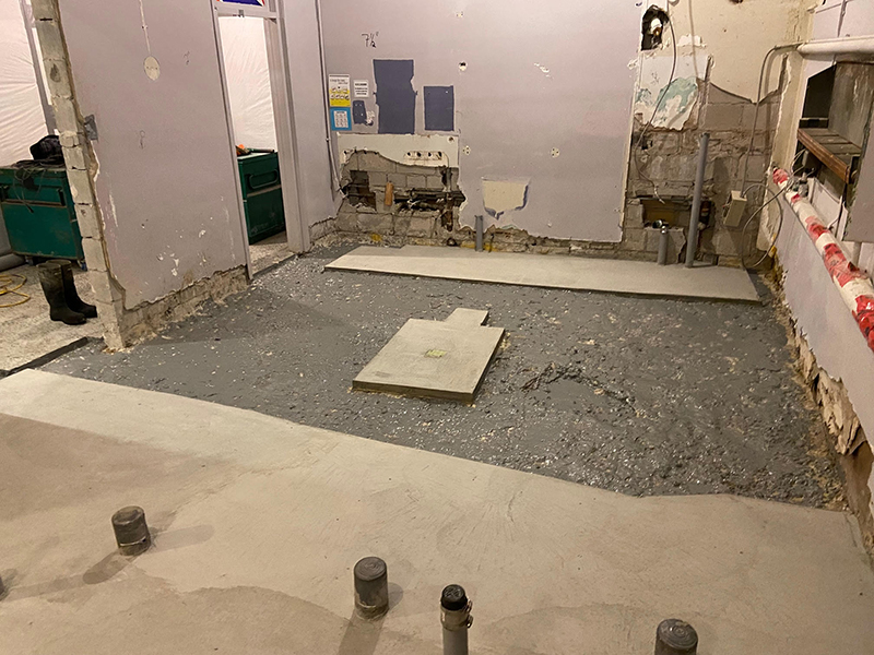 Projet de beton auto nivelant dans un batiment institutionnel - Installation de la colle à base d’epoxy, mise en place, coule et finition du béton auto nivelant. Travaux effectués a Chambly