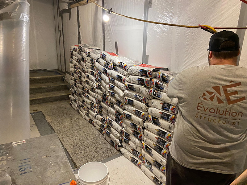 Projet de beton auto nivelant dans un batiment institutionnel - Installation de la colle à base d’epoxy, mise en place, coule et finition du béton auto nivelant. Travaux effectués a Chambly