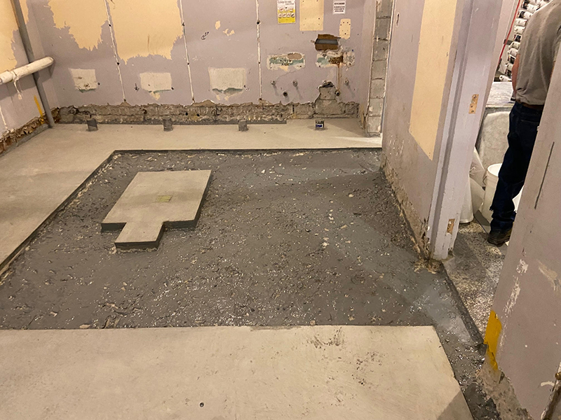 Projet de beton auto nivelant dans un batiment institutionnel - Installation de la colle à base d’epoxy, mise en place, coule et finition du béton auto nivelant. Travaux effectués a Chambly