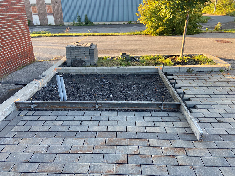 Projet de coule et finition de beton a Montreal Pointe-Claire - Coffrage et mise en place et finition de béton pour dalle de support de génératrice