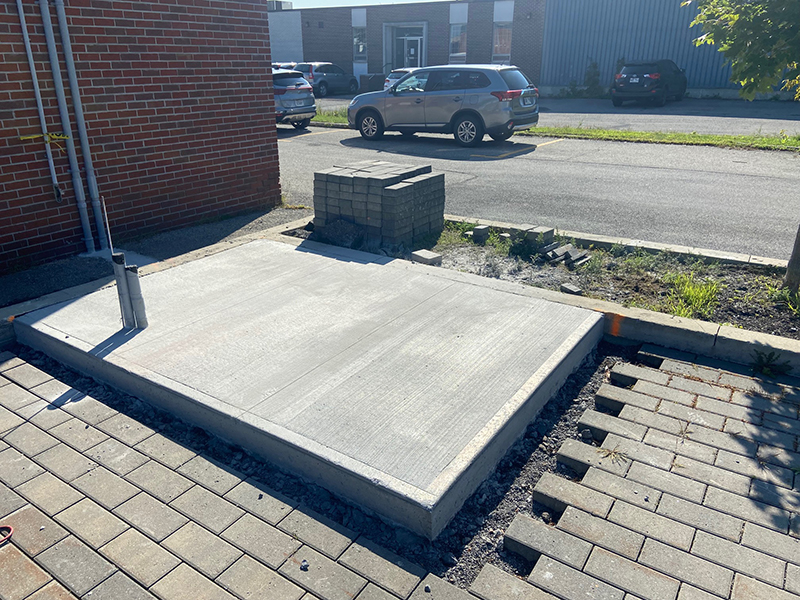 Projet de coule et finition de beton a Montreal Pointe-Claire - Coffrage et mise en place et finition de béton pour dalle de support de génératrice