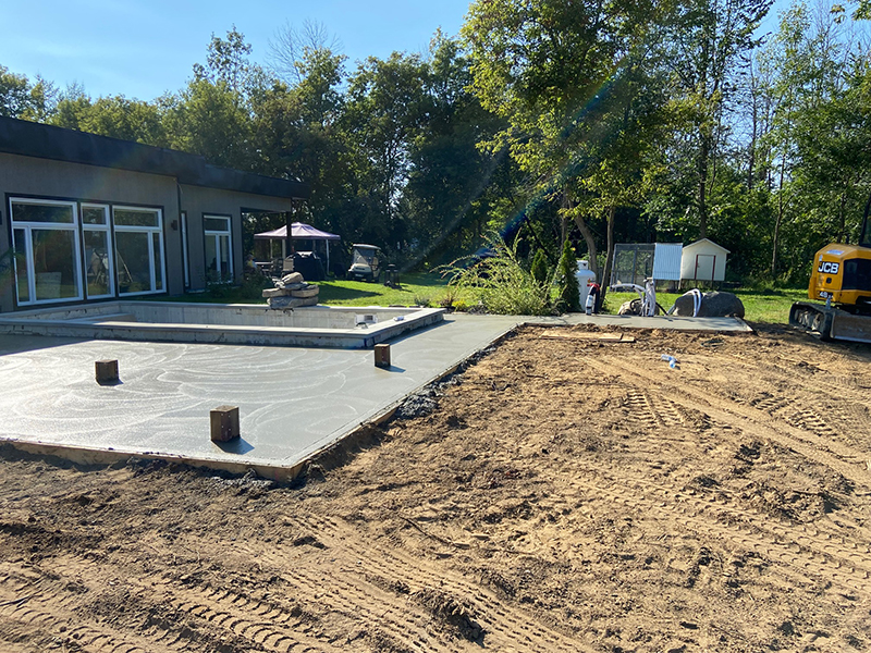 Coffrage mise en place coule et finition de beton lisse a Boucherville - Travaux de coffrage, mise en place, coule et finition de béton lisse à Boucherville sur rive-sud de Montreal