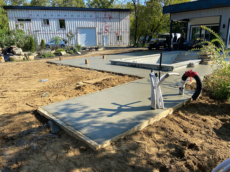 Coffrage mise en place coule et finition de beton lisse a Boucherville - Travaux de coffrage, mise en place, coule et finition de béton lisse à Boucherville sur rive-sud de Montreal