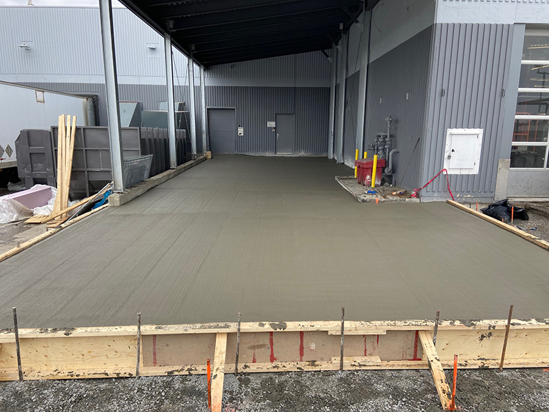 Mise en place coule et finition de beton a Terrebonne - Travaux de construction de béton, mise en place et finition d'une dalle de béton commerciale à Terrebonne
