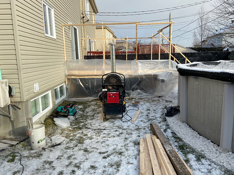 Projet de coule et finition de balcon de beton structural a Boucherville - Projet clé en main de balcon structural, installation de pieux vissés, coffrage et armature, mise en place et finition du béton