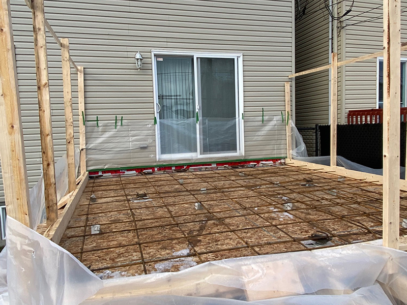 Projet de coule et finition de balcon de beton structural a Boucherville - Projet clé en main de balcon structural, installation de pieux vissés, coffrage et armature, mise en place et finition du béton